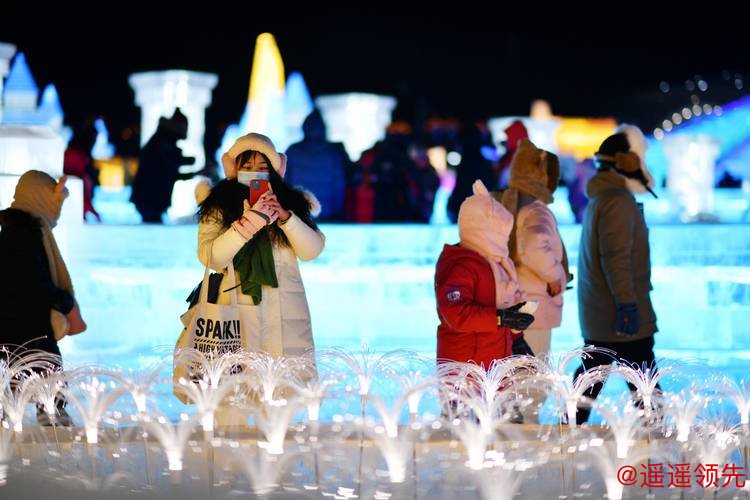 哈尔滨冰雪大世界“大寒不寒”：游客泡温泉、涮火锅